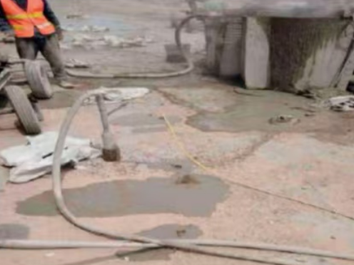 龙沙水泥混凝土路面板底注浆技术 路面脱空注浆整治方案