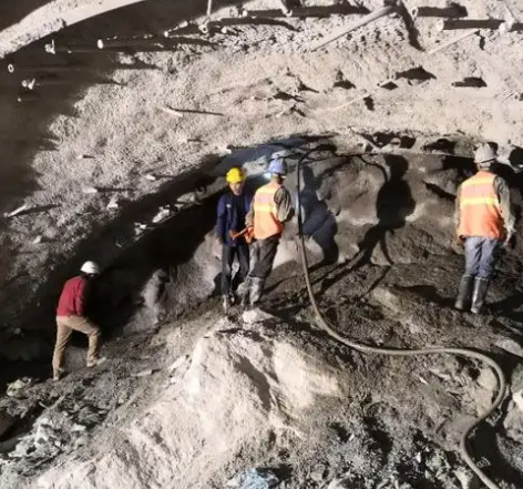 龙沙拱顶带模注浆料的施工流程及注意事项